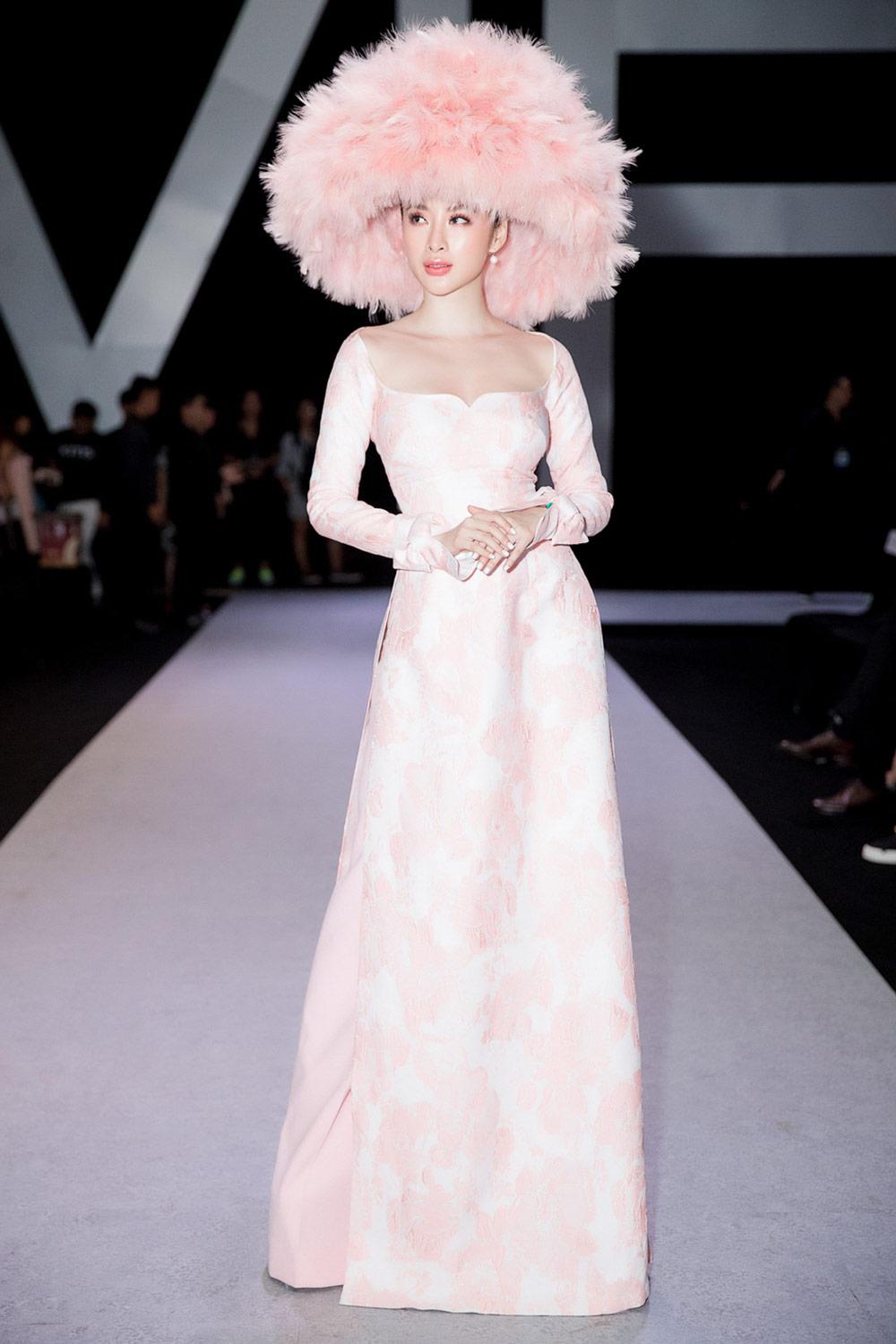 Angela Phương Trinh tiết lộ bất ngờ về chiếc mũ lông vướng nghi vấn đạo nhái